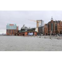 2545_0816 Gebäude beim Fischmarkt Hamburg Altona bei Sturmflut. | Hochwasser in Hamburg - Sturmflut.